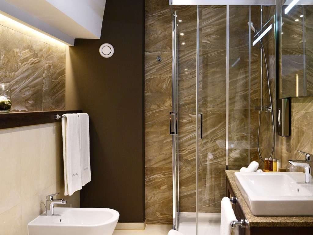Apartmán, kúpeľňa, sprchovací kút, umývadlo - AZUL Hotel & Restaurant