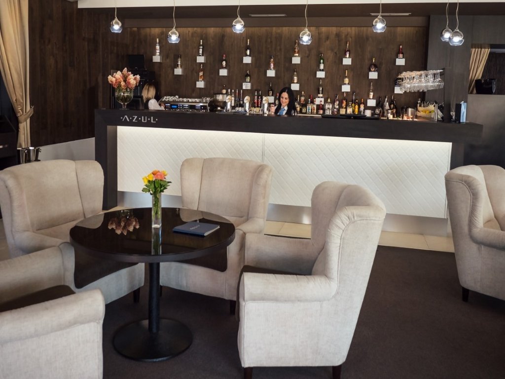 Kaviareň interér, bar, sedenie - AZUL Hotel & Restaurant